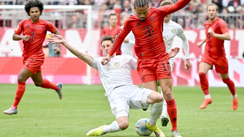 Leroy Sané (vorne rechts) trat gegen Mainz wieder als Torschütze in Erscheinung. Foto: Peter Kneffel/dpa