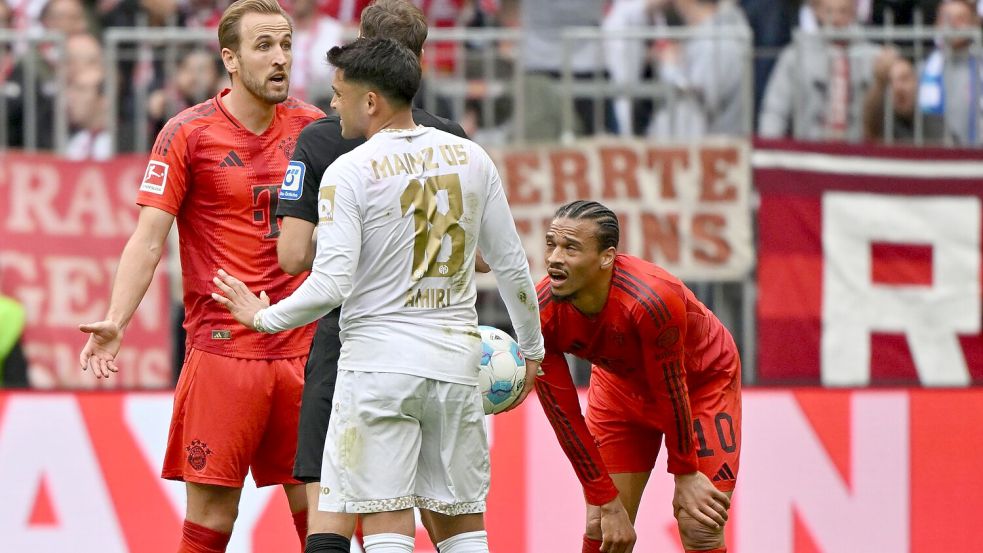 Harry Kane (l) sah eine folgenschwere Verwarnung gegen Mainz. Foto: Peter Kneffel/dpa