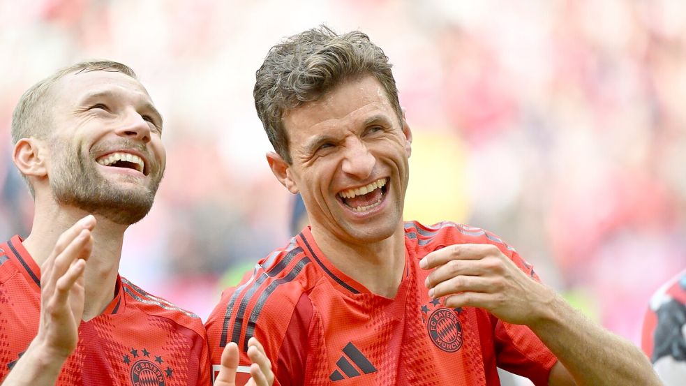 Gute Laune nach dem Sieg im 500. Bundesligaspiel: Thomas Müller (r) mit Konrad Laimer. Foto: Peter Kneffel/dpa
