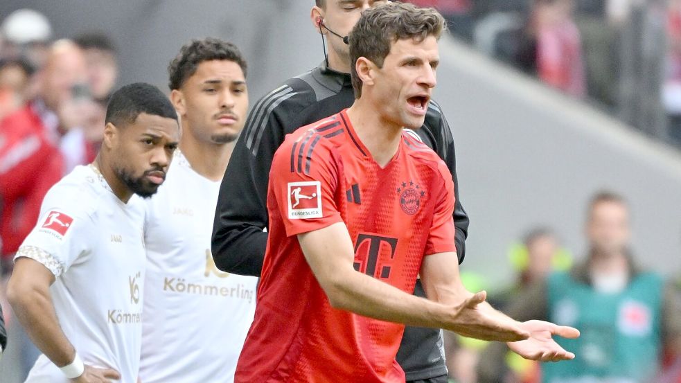Thomas Müller musste bis zur 84. Minute auf seinen 500. Liga-Einsatz warten. Foto: Peter Kneffel/dpa