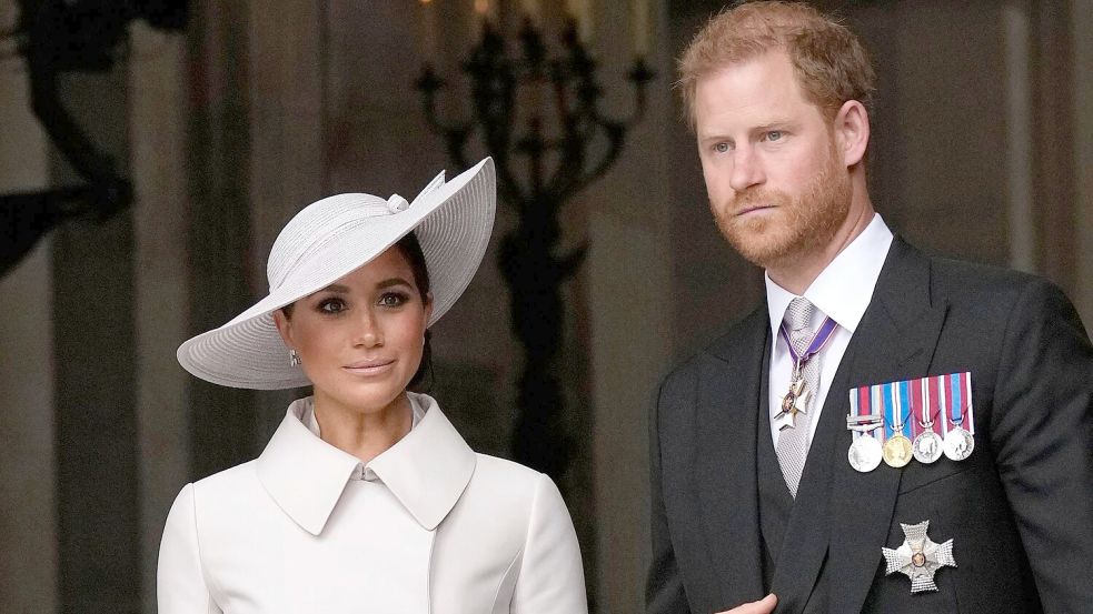 Viel zu lachen haben Harry und Meghan beim Blick in die Schlagzeilen in England nicht. (Archivbild) Foto: Matt Dunham/AP/dpa