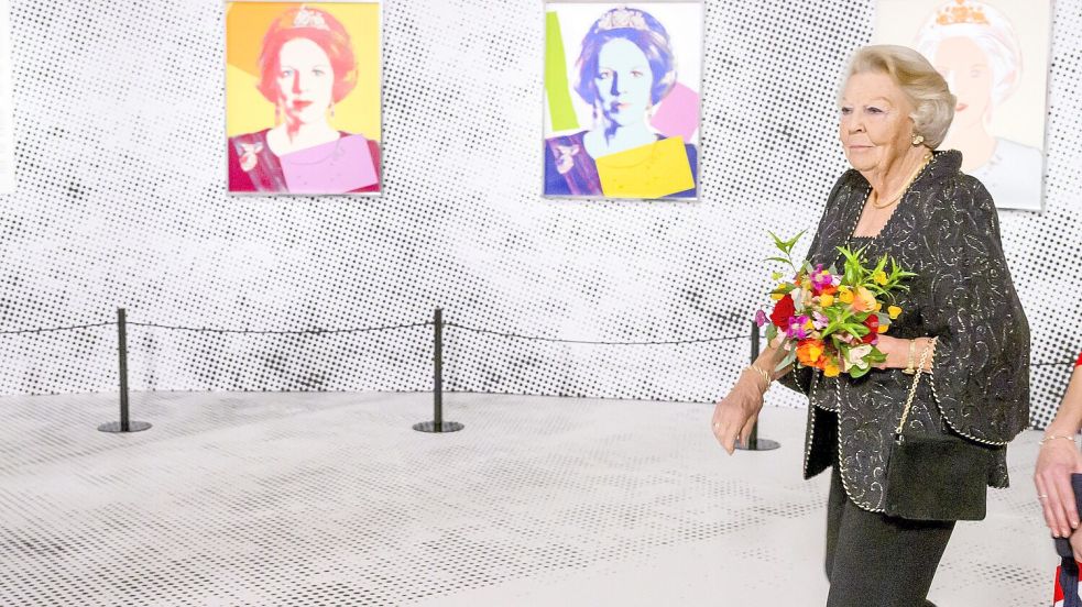 Königin Beatrix vor ihren knallbunten Warhol-Porträts, von denen eines nun im Sperrmüll der Gemeinde Maashorst verschwunden ist. Foto: IMAGO/ABACAPRESS