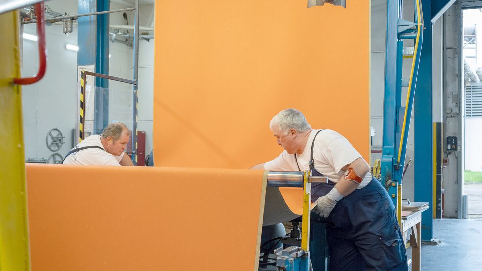 Das Linoleumwerk in Delmenhorst: Der einst als muffig geltende Bodenbelag ist seit einigen Jahren wieder beliebt. Foto: DLW