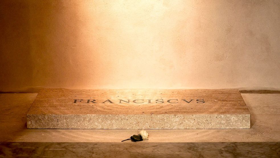 Eine schlichte Marmorplatte liegt über dem Grab von Papst Franziskus. Foto: Christoph Reichwein/dpa