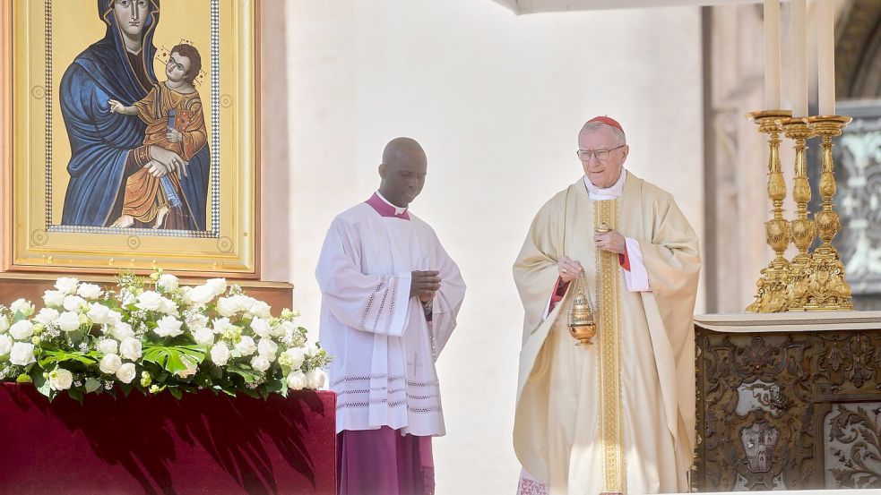 Kardinal Pietro Parolin (rechts) zelebriert die erste Sonntagsmesse auf dem Petersplatz nach dem Tod von Papst Franziskus. Foto: Gregorio Borgia/AP/dpa