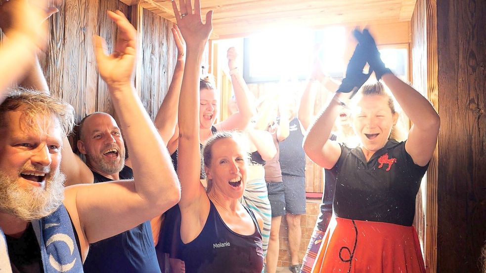 Große Freude nach dem erfolgreichen Sauna-Weltrekordversuch in Ostfriesland. Foto: Jörn Hüneke/dpa