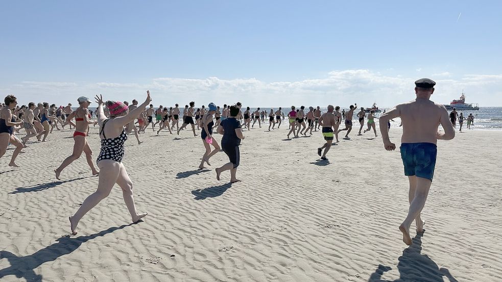 Etwa 300 Teilnehmer stürzten sich beim Anschwimmen auf Borkum in die Nordsee. Foto: Geeske Kauf