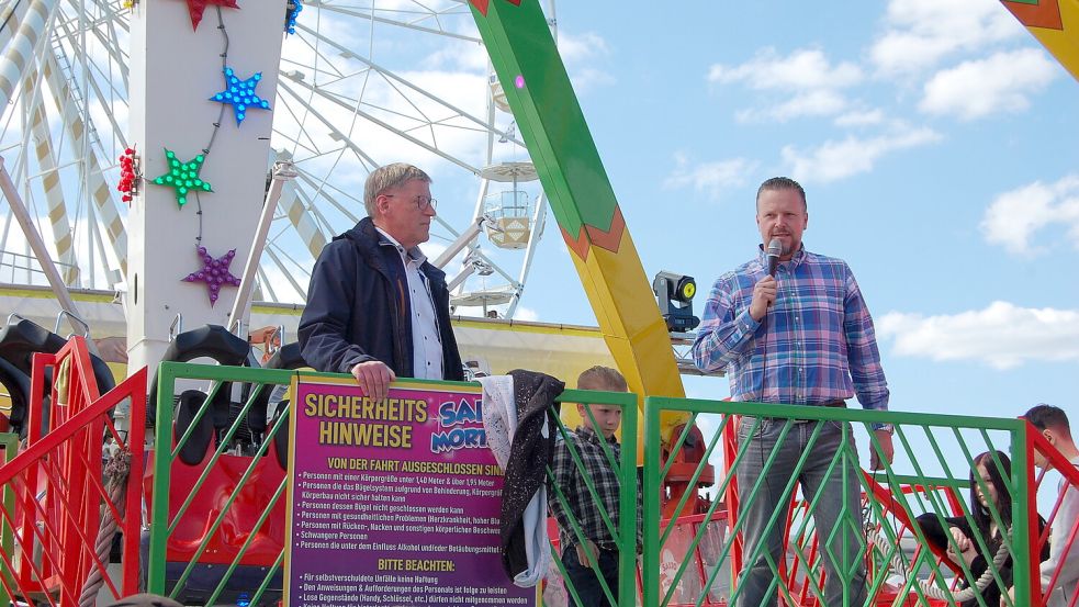 Aurichs Bürgermeister Horst Feddermann (links) eröffnete zusammen mit Timo von Halle, Vorsitzender des Vereins reisender Schausteller Ostfriesland, offiziell den Ostermarkt. Foto: Imke Cirksena