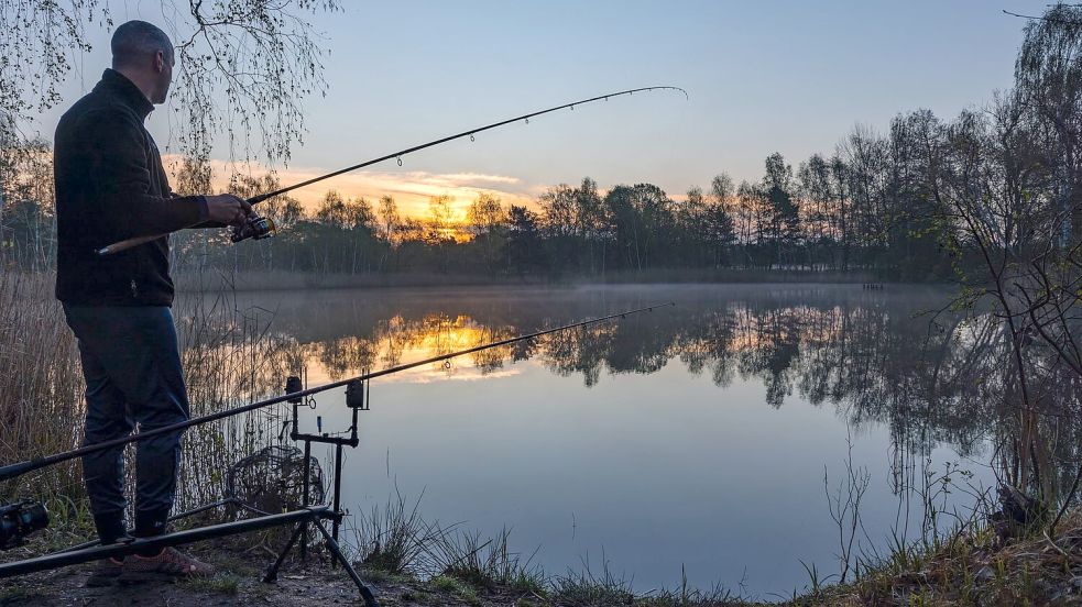 Die Stimmung bei den Anglern in Brandenburg ist getrübt: Die „Anglerkönigin 2024“ wird nach einem besonders großen Fang ausgezeichnet, aber mit Hassnachrichten im Netz konfrontiert. (Symbolbild) Foto: Frank Hammerschmidt/dpa