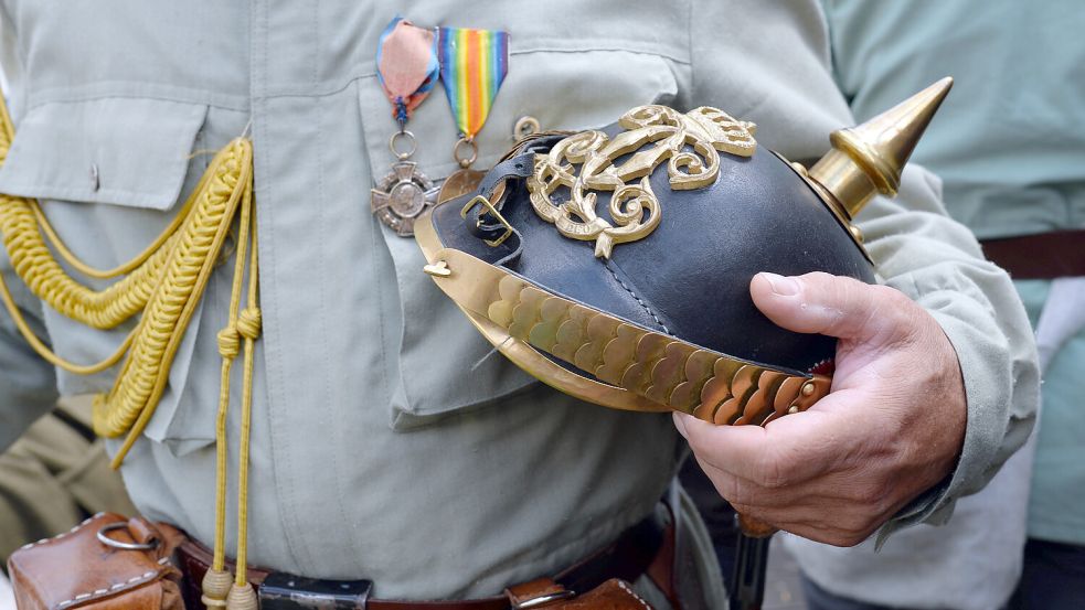 So stellt sich der ein oder andere Brite die Deutschen vor: mit Pickelhaube. Foto: IMAGO / Depositphotos