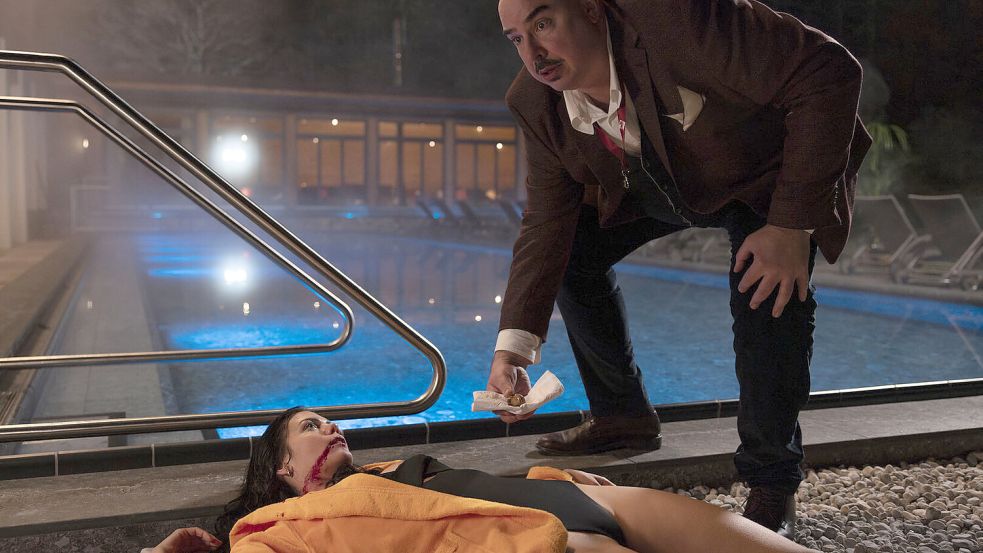 Gerichtsmediziner Mathias Steinbrecher (Robert Joseph Bartl) wollte eigentlich nur als Zuschauer am Kandidatenturnier teilnehmen. „Tatort: Zugzwang“. Das Erste, Sonntag, 27. April, 20.15 Uhr und in der ARD Mediathek. Foto: Linda Gschwentner; BR, Bavaria Fiction GmbH