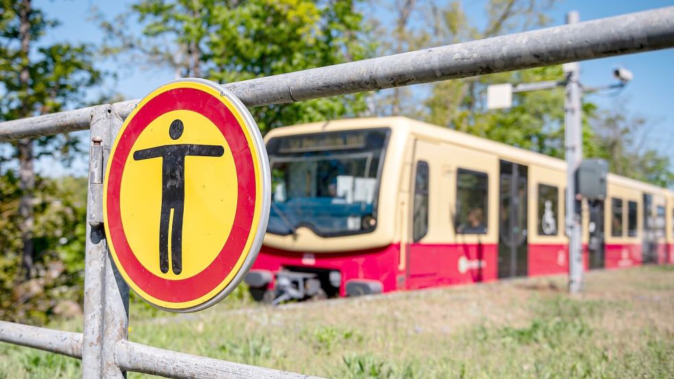 Zwei Menschen kamen beim Surfen auf einer S-Bahn ums Leben. Foto: Fabian Sommer/dpa