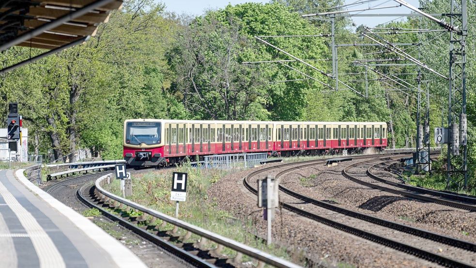 Immer wieder kommt es zu schweren Unfällen, weil Menschen auf U- oder S-Bahn-Dächer klettern und mitfahren. Foto: Fabian Sommer/dpa
