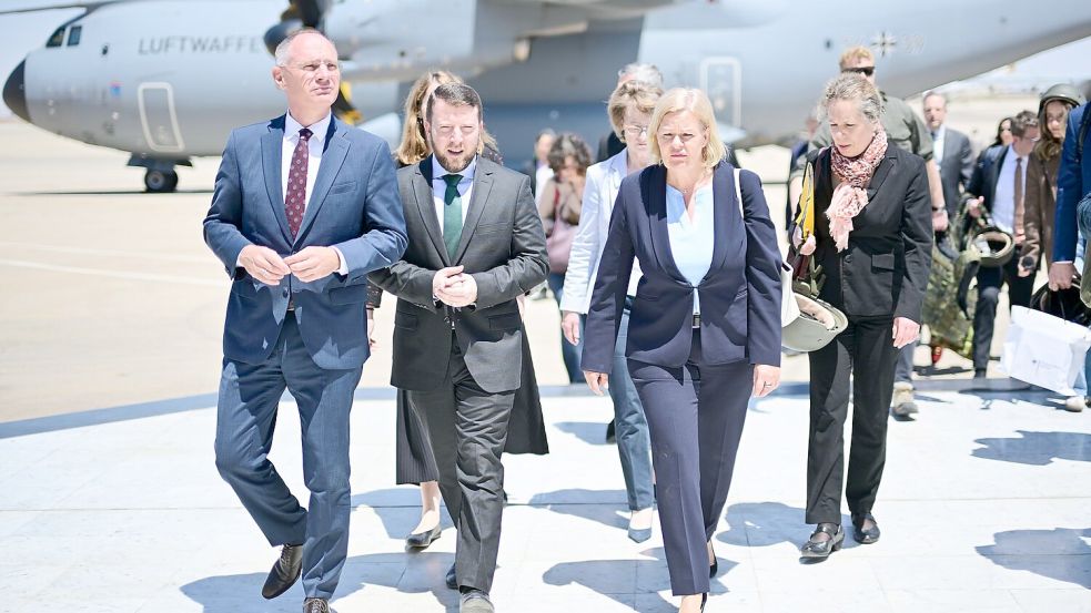 Jassir al-Dschundi (M), stellvertretender Außenminister von Syrien, begrüßt die Delegation am Flughafen von Damaskus. Foto: Sebastian Gollnow/dpa