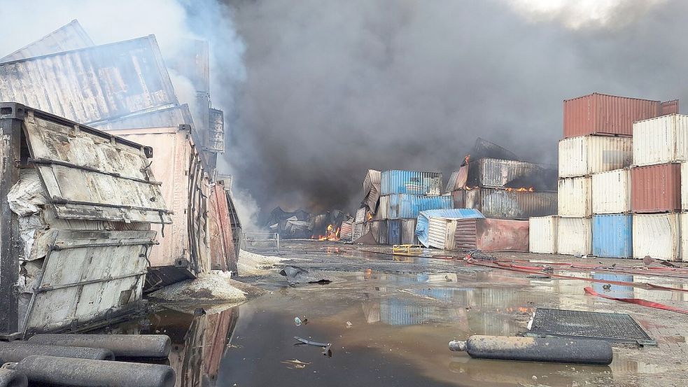 Container brennen am Tag nach der Explosion im Iran. Foto: Meysam Mirzadeh/Tasnim News Agency/AP/dpa