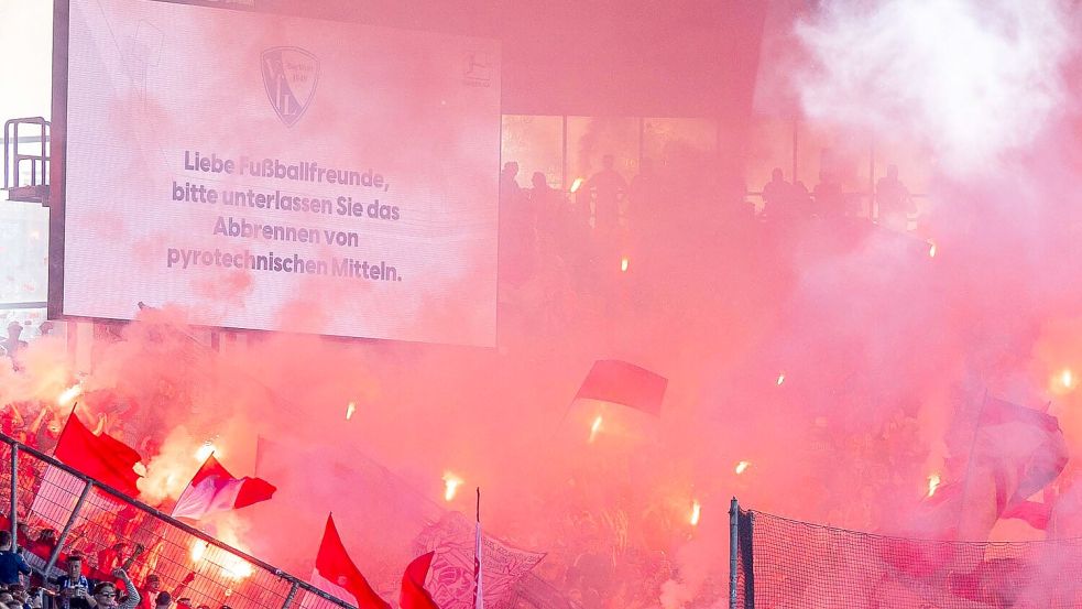 Union-Fans zünden Pyrotechnik Foto: David Inderlied/dpa
