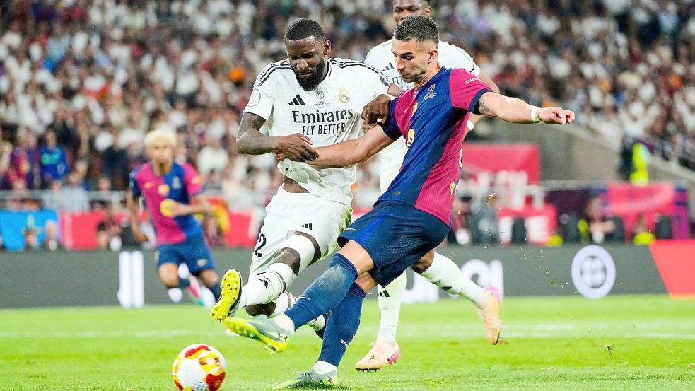 Im Pokalfinale gegen den FC Barcelona leistete sich Antonio Rüdiger (l) einen heftigen Aussetzer. Foto: Jose Breton/AP/dpa