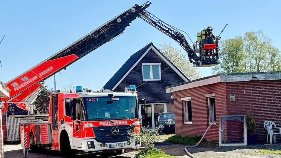 Die Feuerwehr wurde am Sonntagvormittag zu einem Brand in Cirkwehrum alarmiert. Fotos: Feuerwehr Hinte