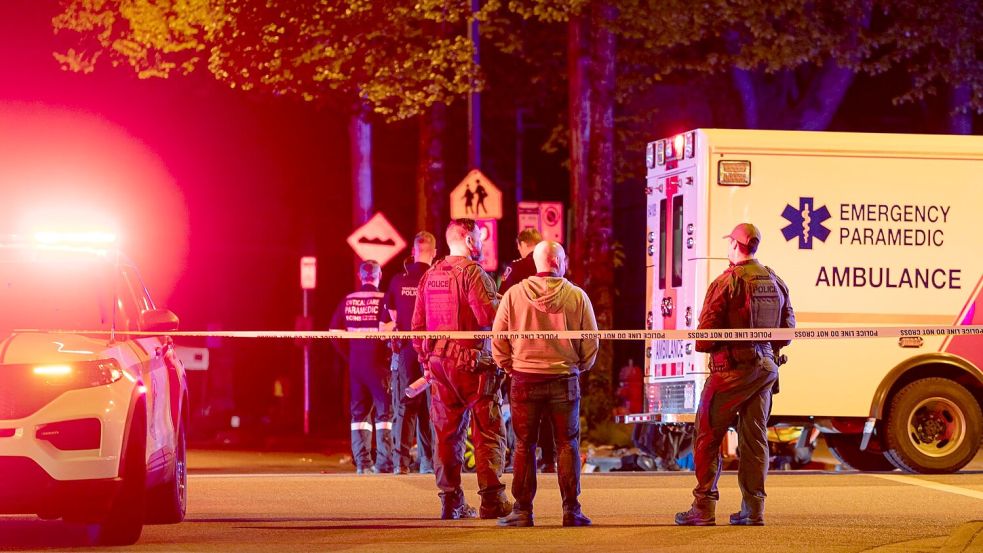 Rettungskräfte sind im Einsatz. Foto: Rich Lam/The Canadian Press/AP/dpa