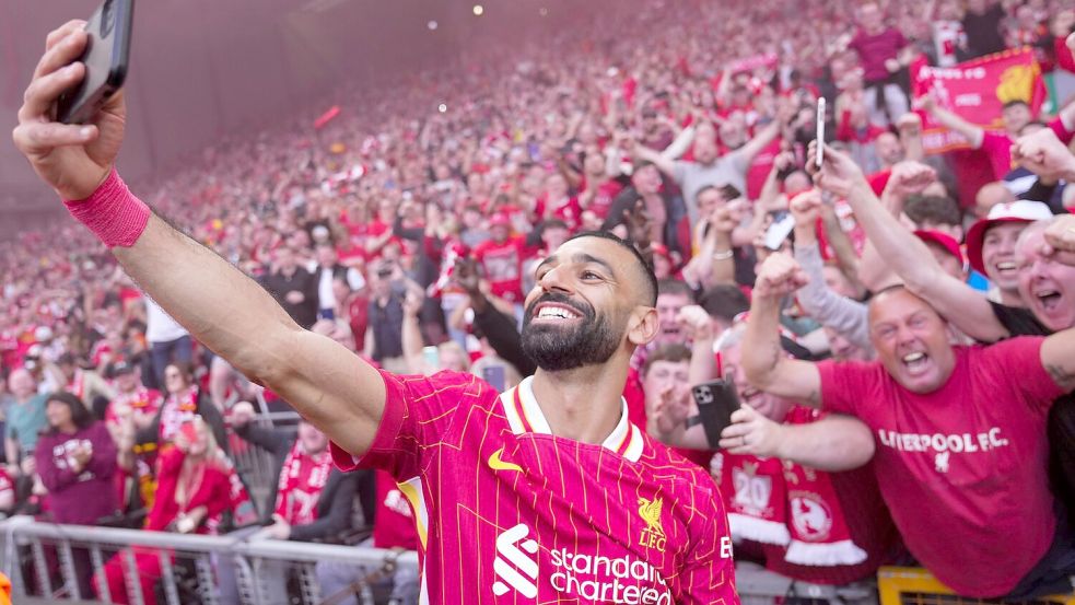 Der überragende Mohamed Salah feierte seinen 28. Saisontreffer mit einem Selfie vor der Tribüne. Foto: Jon Super/AP/dpa