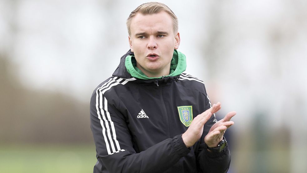 Pewsums Jonas Petersen freute sich über die große Moral seiner Mannschaft. Archivfoto: Doden/Emden