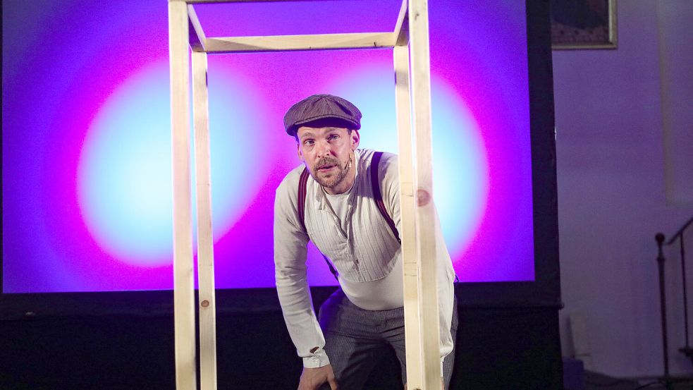 Lukas Ullrich mit einem der stilisierten Stolpersteine. Foto: Romuald Banik