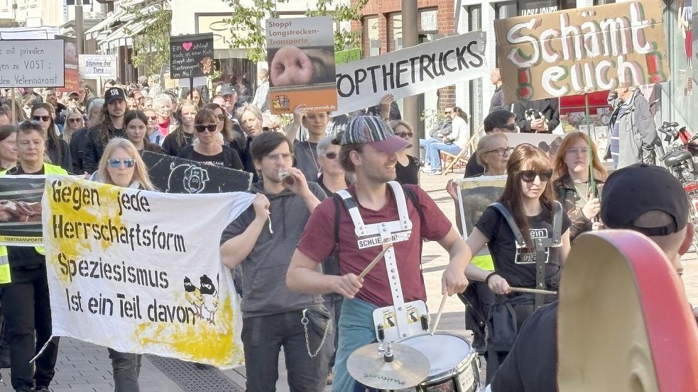 Mit Transparenten und Trommeln ziehen die Demonstranten durch die Innenstadt. Fotos: Marion Luppen