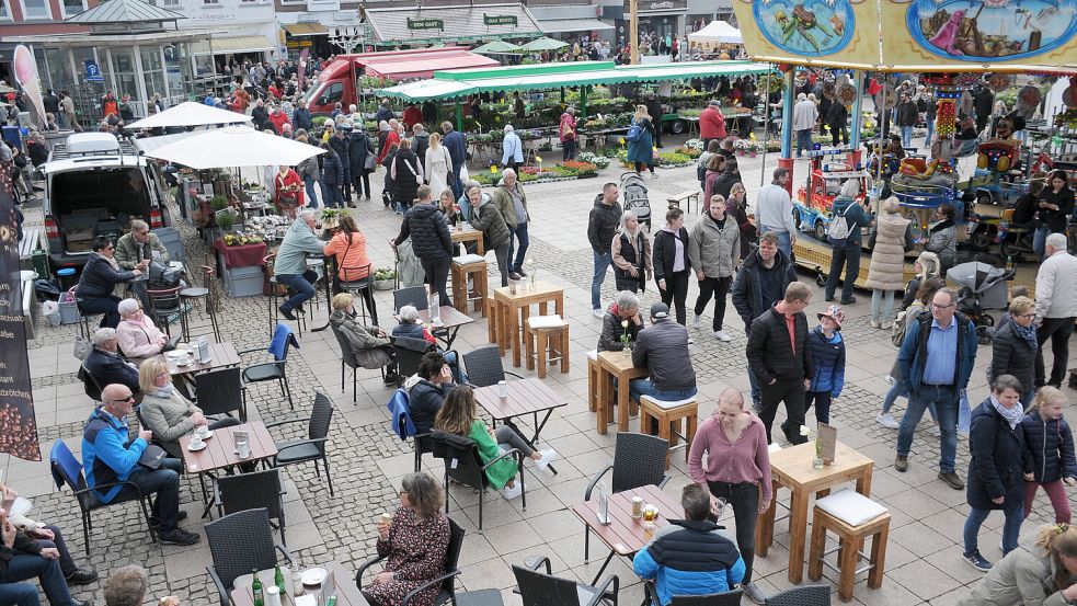 Mehr als nur ein Pflanzenmarkt: Der Auricher Geranienmarkt ist traditionell auch ein Ausflugstag für die ganze Familie. Gastronomie und Einzelhandel tragen verlässlich ihren Teil zum Erfolg des Tages bei. Foto: Udo Hippen