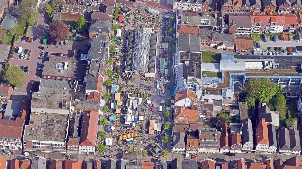 Erfolgreiche Traditionsveranstaltung auf dem Marktplatz: Mit dem Geranienmarkt wurde vor 30 Jahren die Idee für Aurichs ersten Pflanzenmarkt geboren. Foto: Archiv Bernd Heiken