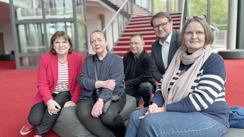 Vom neuen Stück überzeugt: Kerstin Rogge-Mönchmeyer, Astrid Junghoff, Gregor Strelow, Tim Kruithoff und Ilse Frerichs (von links). Foto: Stephanie Schuurman