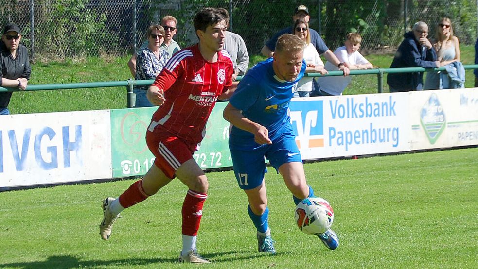 Trotz der 1:2-Niederlage gegen Dodesheide übernahm BW Papenburg (am Ball Lukas Koets) die Tabellenführung. Foto: Reemts