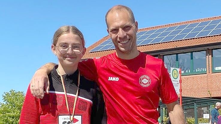 Amy-Kate Ruck und Trainer Jan-Hendrik Hans freuten sich über den großen Erfolg im Straßenlauf. Foto: Privat