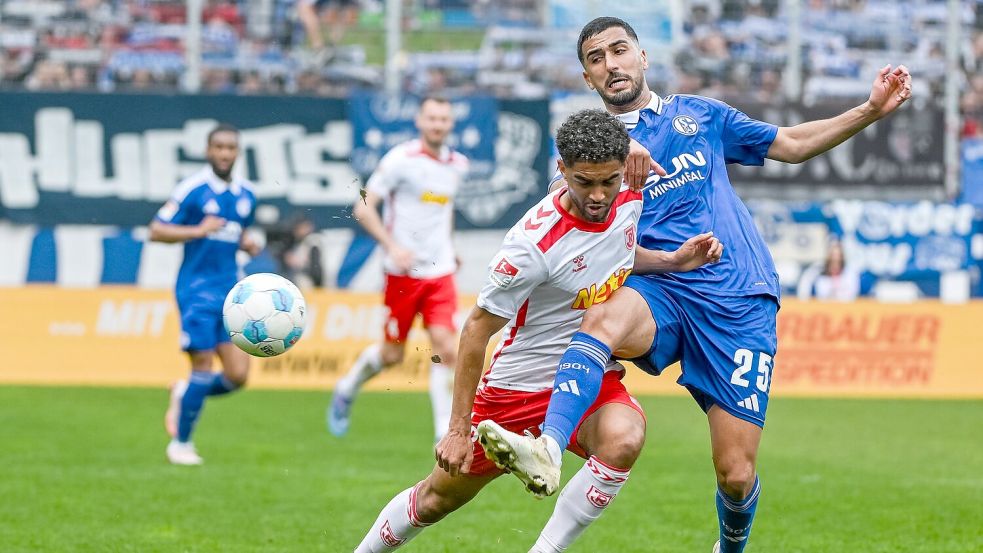Der Schalker Aymen Barkok (r.) hat sich einen Social-Media-Aussetzer geleistet. Foto: Armin Weigel/dpa