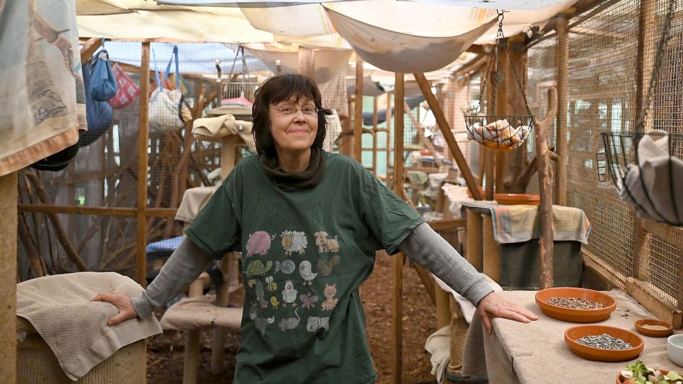 Tanya Lenn kümmert sich seit Jahren um kranke und geschwächte Eichhörnchen. Foto: Katharina Kausche/dpa