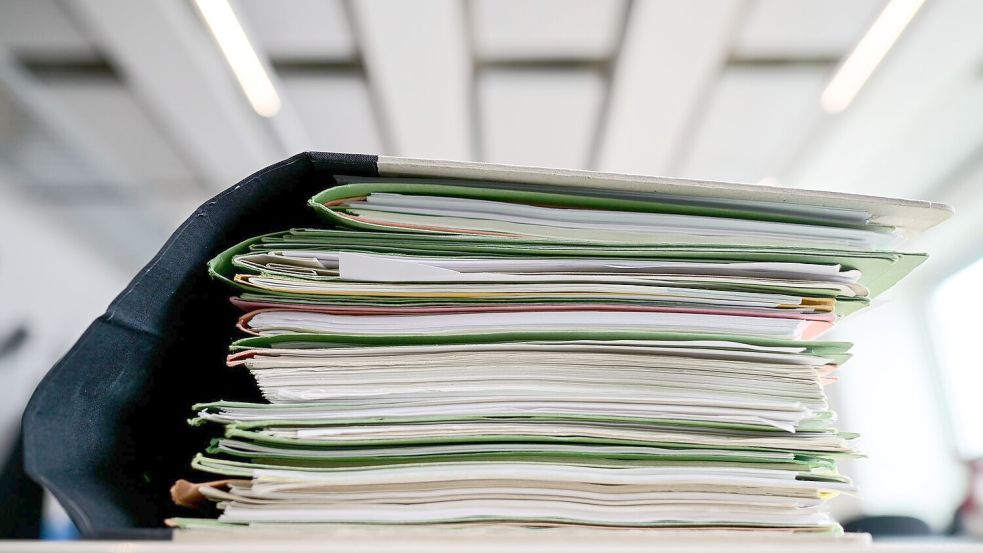 Akten in einem Finanzamt: So wirklich digital ist das noch nicht. Foto: Sebastian Gollnow/dpa