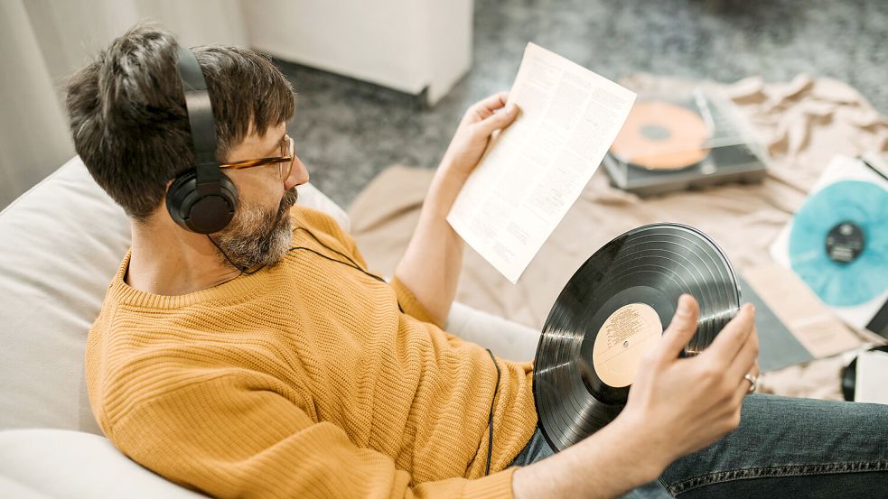 Sich eine eigene Schallplatte-Sammlung aufzubauen, kann viel Spaß machen. Doch welche Vinyl-Alben sollten dabei sein? Foto: IMAGO/Westend61