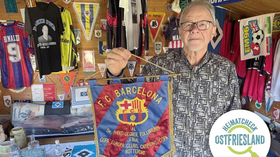 Der Westoverledinger Hans-Georg Füllbrunn ist als früherer Bundesliga- und Fifa-Schiedsrichterassistent viel rumgekommen. Daran erinnern auch die zahlreichen Trikots, signierten Bälle und Wimpel, die er gesammelt hat. Auf dem Foto hält Füllbrunn den Wimpel hoch, den er nach dem Europapokalfinale zwischen dem FC Barcelona und Paris Saint-Germain in Rotterdam erhalten hat. Foto: Ammermann