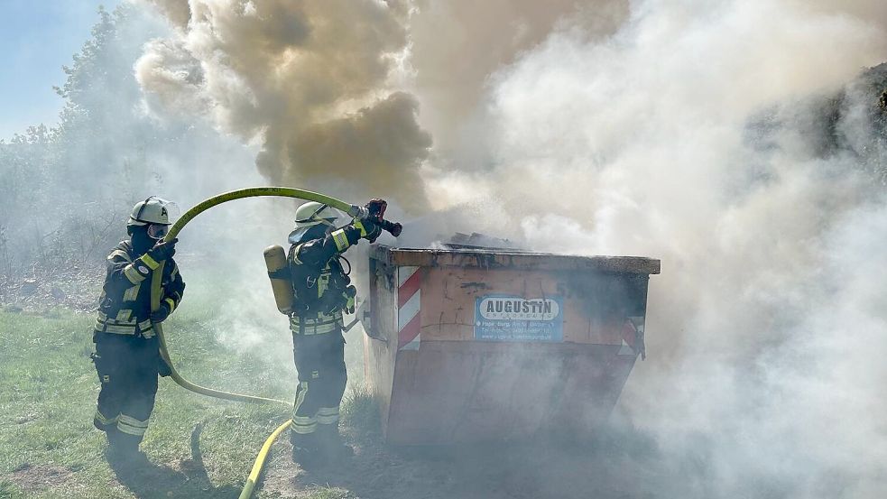 Die Feuerwehr löschte an der 1. Südwieke in Ostrhauderfehn den Brand in einem Container. Fotos: Feuerwehr Ostrhauderfehn