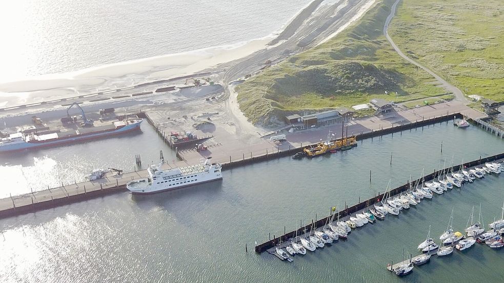 Blick auf den Wangerooger Westanleger: Die Pier mit dem Anleger der Fähren wird verlängert und verbreitert, um Platz zu schaffen. Die Pfahlgebäude werden durch einen Neubau ersetzt. Foto: WYC