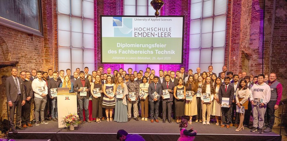 Zum Abschluss ihres Studiums stellten sich die Emder Hochschul-Absolventinnen und -Absolventen des Fachbereichs Technik zu einem Gruppenfoto auf. Foto: privat