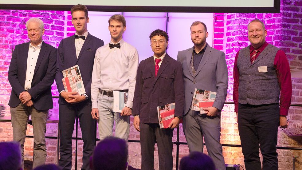 Vizepräsident Manfred Nessen (links) und Dekan Prof. Dr. Dirk Rabe zeichneten (von links) Lars Olschewski, Dennis Buldt, Peeranut Noonurak und Tarek Harms für ihre herausrangenden Leistungen im Fachbereich Technik aus. René Lindenbeck und Özge Isiktas fehlen auf dem Bild. Foto: privat