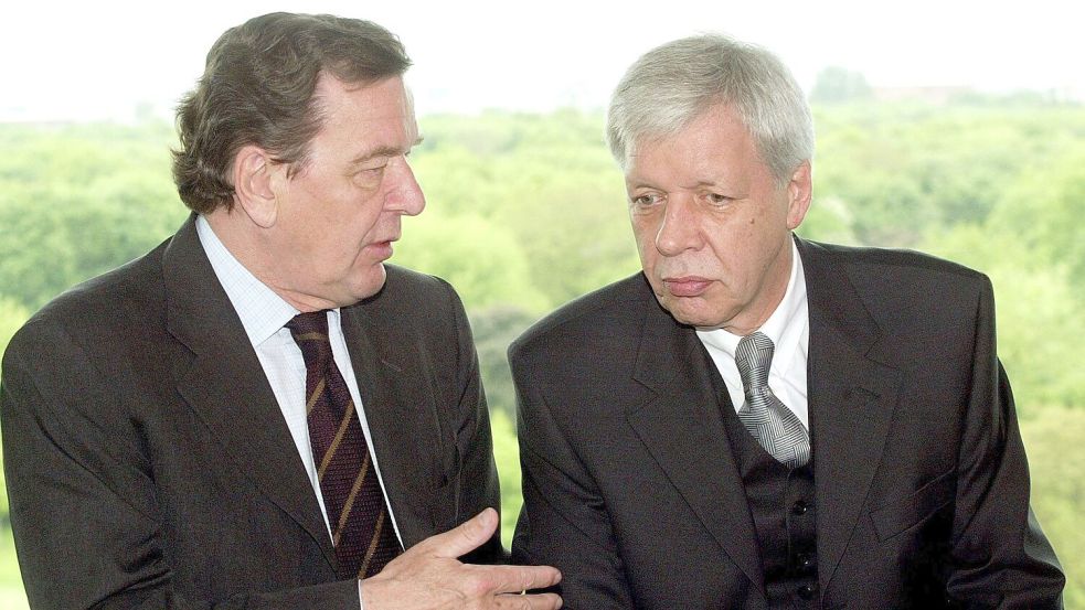 Parteilos in den Bundestag: 1998 wurde der Industrieberater Werner Müller (r) von Gerhard Schröder zum Bundeswirtschaftsminister ernannt. (Archivbild) Foto: Wolfgang Kumm/dpa