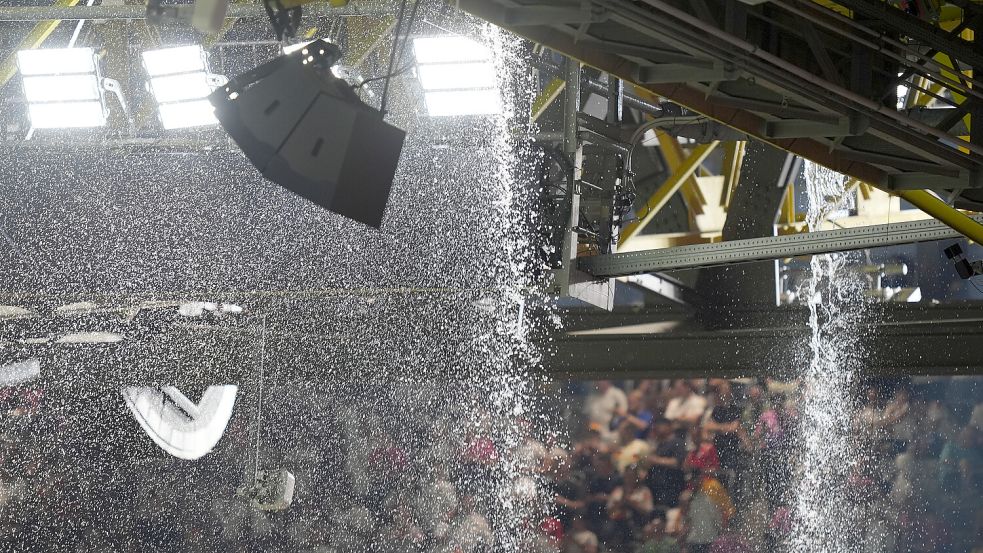 Beim EM-Achtelfinale in Dortmund zwischen Deutschland und Dänemark kletterte ein 22-Jähriger auf das Stadiondach. Foto: dpa/Marcus Brandt