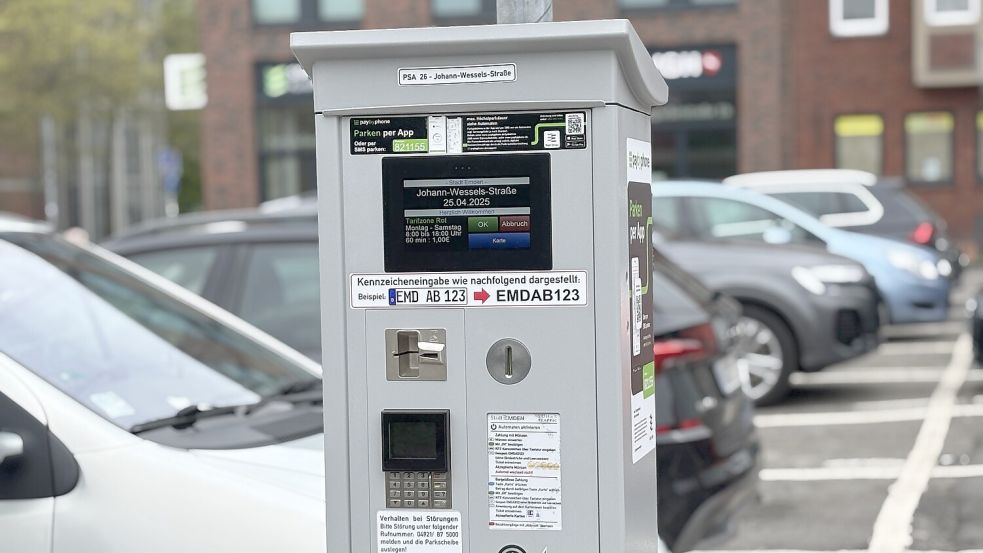 Zwei fabrikneue Parkautomaten stehen in der Emder Innenstadt bei den Parkplätzen an der Pottgießerstraße und am Frickensteinplatz. Neu ist hier, dass man auch mit Karte zahlen kann – und dass man bei jeder Zahlart das Kennzeichen eingeben muss. Fotos: Mona Hanssen