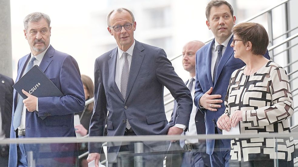 CDU-Chef Friedrich Merz (Mitte) hat in den Verhandlungen mit der SPD bei der Schuldenbremse eine Kehrtwende hingelegt. Mit Spannung wird erwartet, wie groß die Zustimmung der CDU zum Koalitionsvertrag sein wird. Foto: Michael Kappeler/dpa