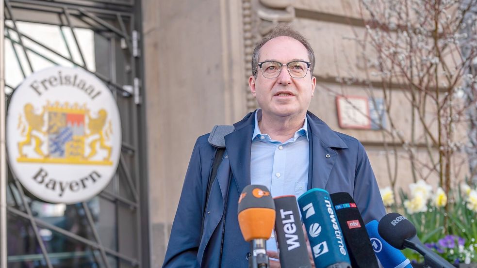 Jahrelang steuerte Alexander Dobrindt die CSU-Linie durch die Berliner Bundespolitik - nun wechselt er erneut ins Kabinett. Foto: Michael Kappeler/dpa