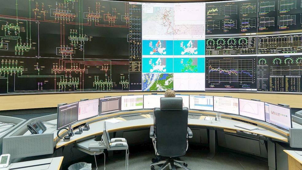 Amprion ist zusammen mit dem Übertragungsnetzbetreiber Swissgrid für die Überwachung der Netzfrequenz in Europa zuständig. Foto: Henning Kaiser/dpa