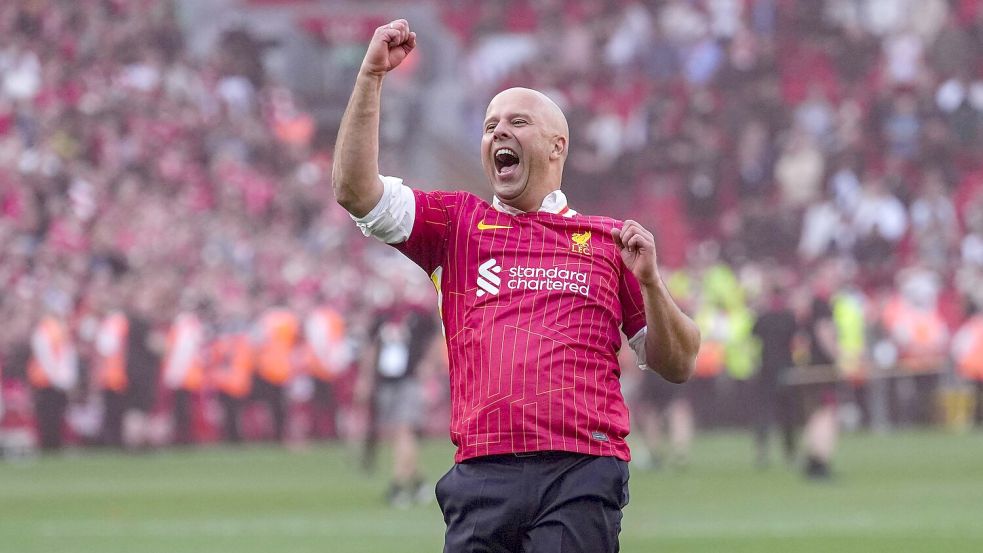 Mit dem Gewinn der Meisterschaft übertraf Liverpool-Trainer Arne Slot in seiner ersten Saison alle Erwartungen. Foto: Jon Super/AP/dpa