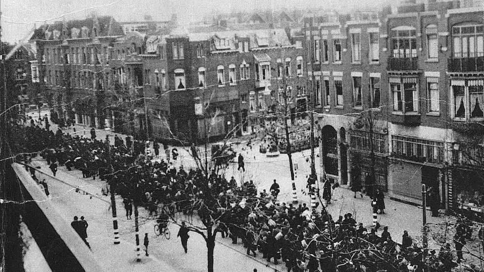 In der Nacht auf den 12. November 1944 wurden von den deutschen Besatzern in Rotterdam zigtausende niederländische Männer zusammengetrieben. Sie sollten zum „Arbeitseinsatz“ nach Deutschland gebracht werden. 1500 von ihnen waren in dem Zug, der auf der Bahnstrecke zwischen Leer und Oldenburg verunglückte. Quelle: NIOD Amsterdam