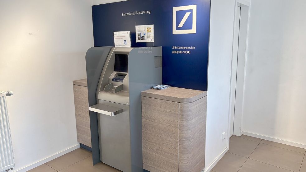 Noch ist der Geldautomat der Deutschen Bank am Marktplatz in Aurich zugänglich. Doch nur noch bis zum Herbst. Ob es einen Alternativstandort gebe, sei noch offen, heißt es. Foto: Romuald Banik